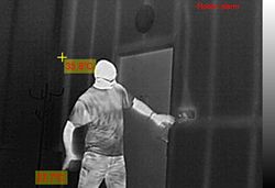 Zrzuty obrazów z kamery termowizyjnej podczas detekcji człowieka i rejestracji nagrzewających się obwodów w rozdzielni elektrycznej.